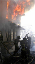 Flammen schlagen aus dem Gebäude
