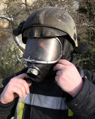Atemschutzgeräteträger mit verkohltem Helm