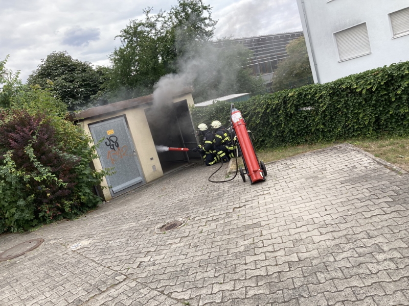 Brennende Trafostation - Gefahr der Elektrizität - Beinaheunfall, Foto: Feuerwehr Langen