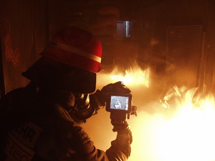 Feuerwehrmann mit Wärmebildkamera