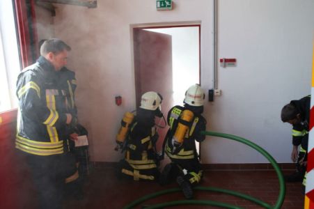 Angriffstrupp erreicht eine heiße Tür und geht in den Brandraum vor - Foto: Jürgen Mühlsteff (Henkel)
