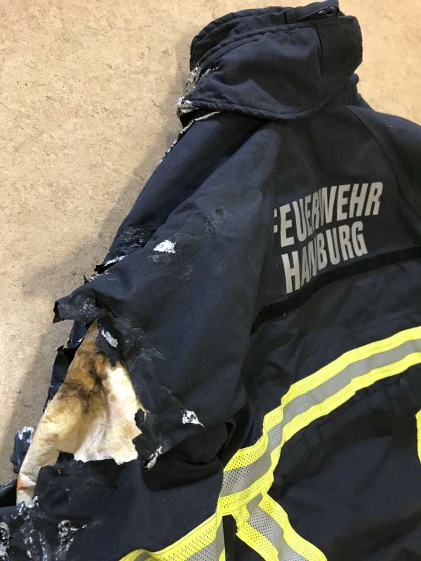 Küchenbrand - abtropfendes Aluminium - ein verletzter FA (Seeger, Feuerwehr Hamburg)