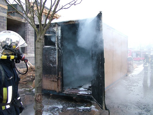 Containerbrand - Verbrennung - ein verletzter Feuerwehrmann
